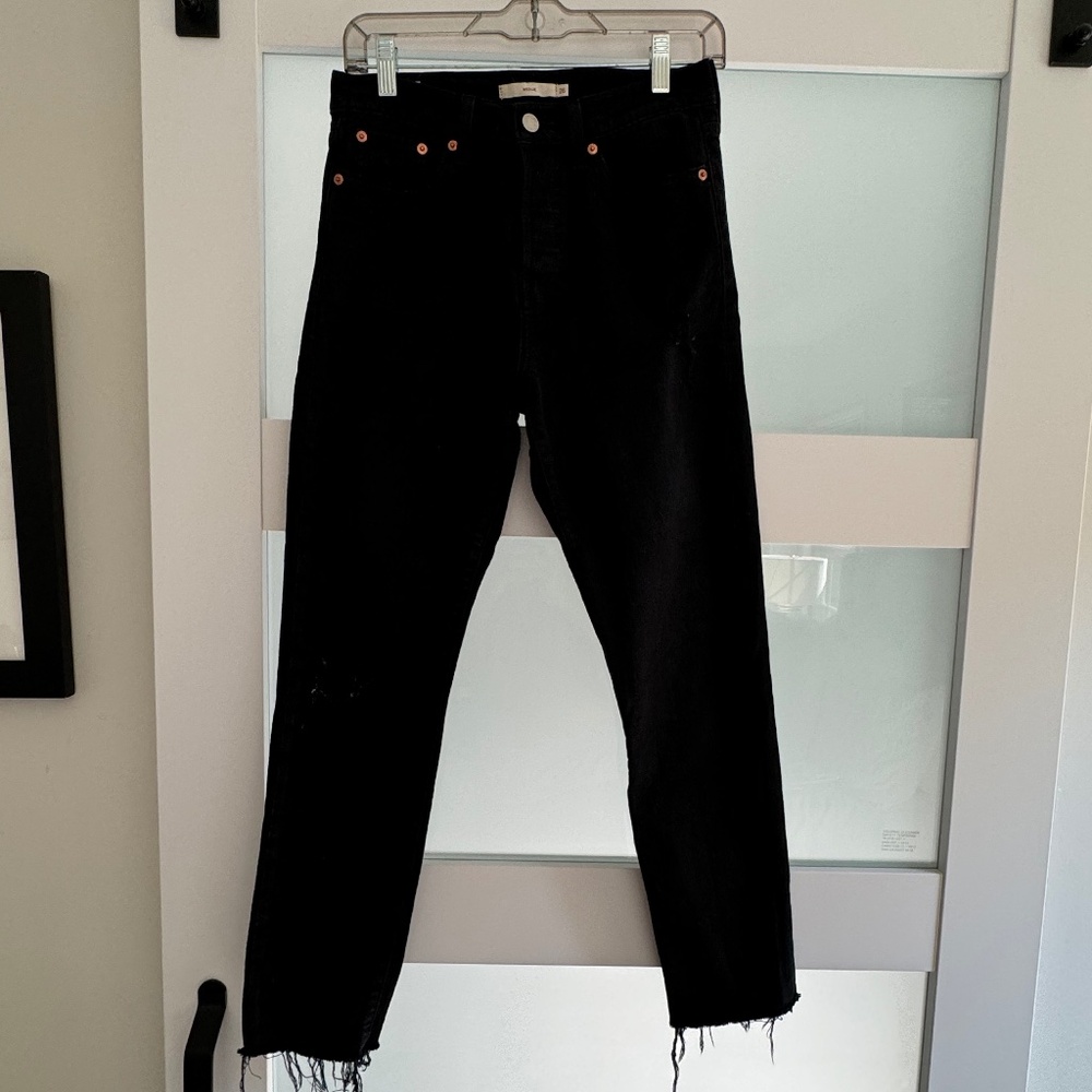 Levis Women's Wedgie Straight Stretch Jeans.  Black. Size 26.